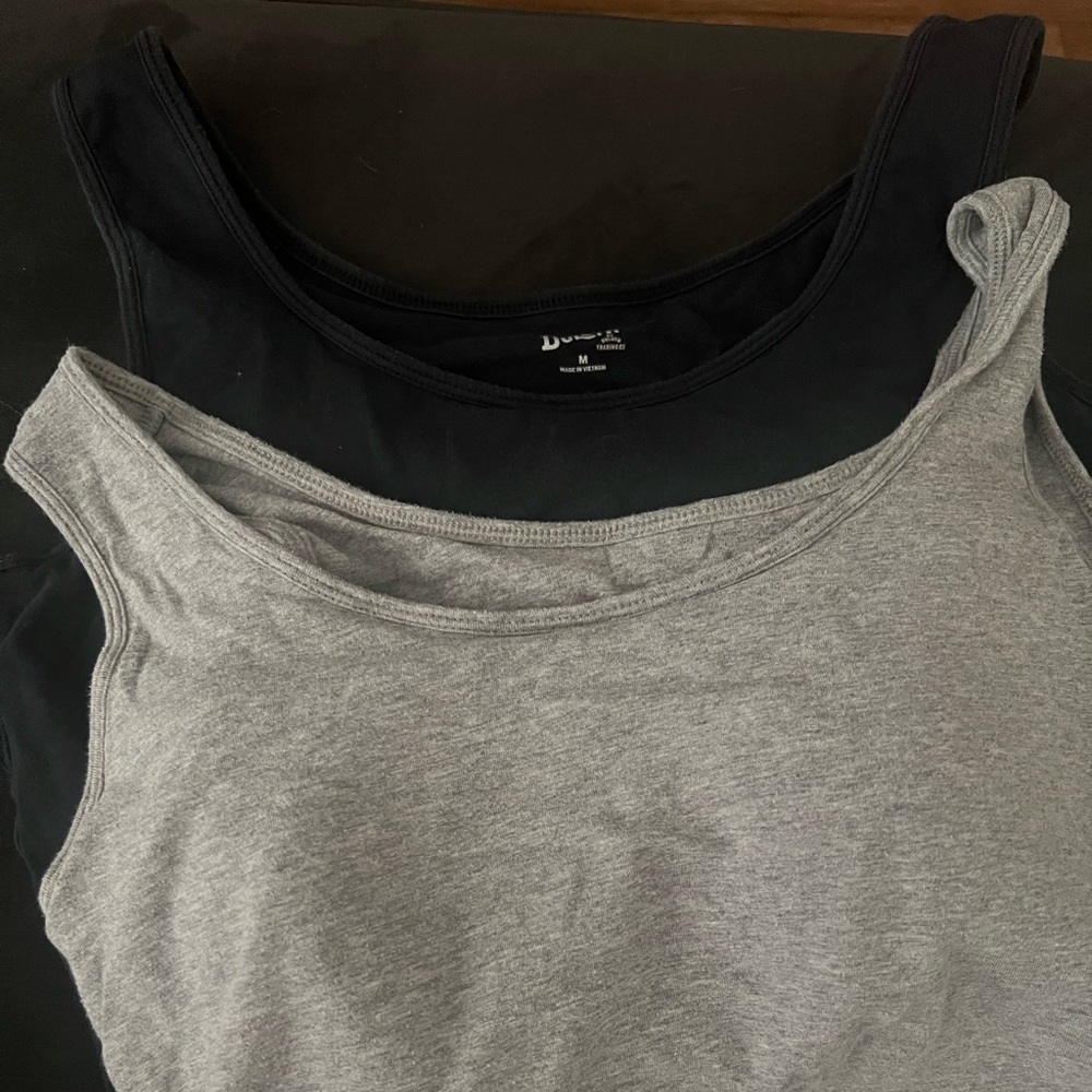 TWO Duluth Women's No-Yank Wireless Built-In Bra Tanks Medium